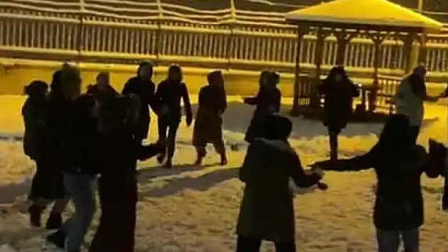Kar yağışını halay çekerek kutladılar