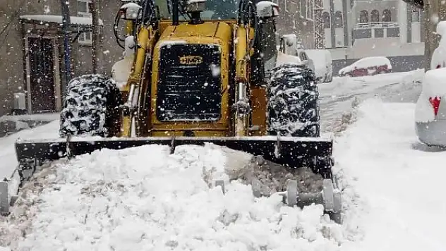 Hakkari'de 16 araç ve 40 personelle karla mücadele çalışması