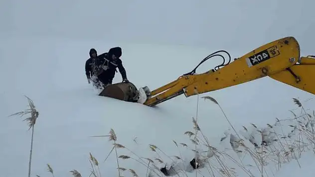 Arızaya giden VEDAŞ ekibi iş makinesi yardımıyla kurtarıldı