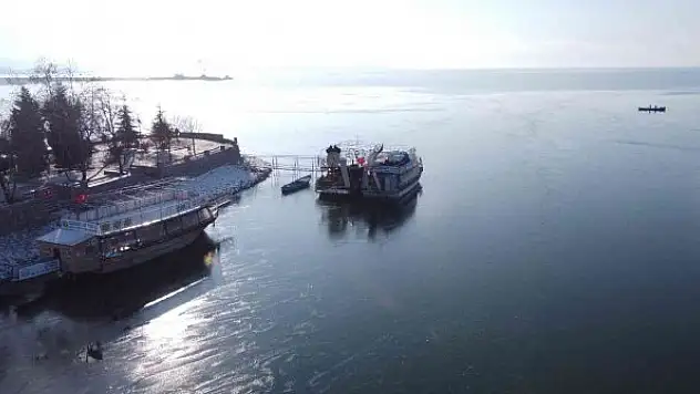 Beyşehir Gölü kıyıları buz tuttu