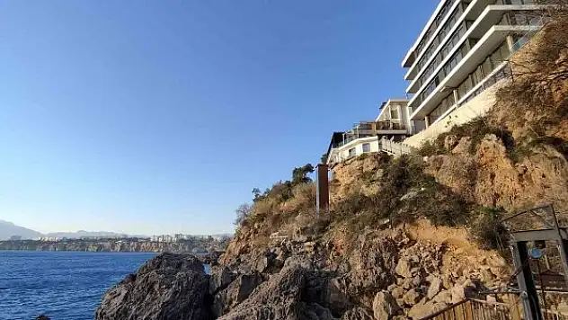 Falezlerde yükselen 6 katlı binanın yıkım hikayesi yılan hikayesine döndü