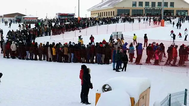 Dondurucu soğuğa aldırış etmediler, binlerce kişi oraya akın etti