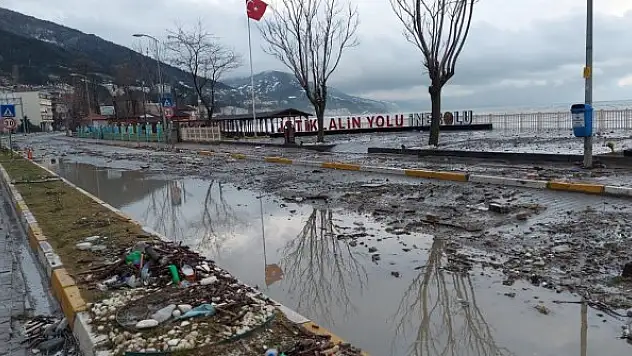 Dev dalgaların ulaşımı aksattığı sahil yolunda trafik normale döndü