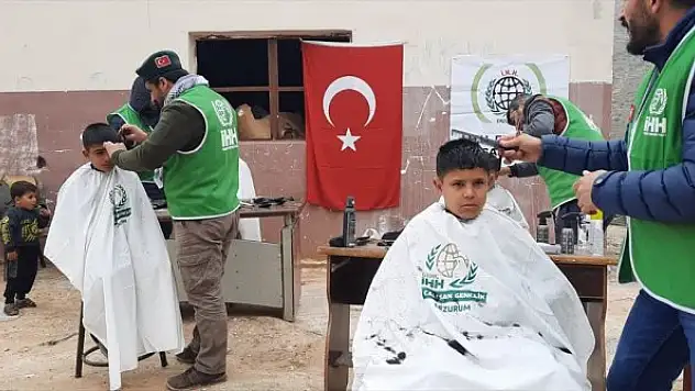 Erzurumlu berberler İdlibli çocukları tıraş ederek sevindirdi