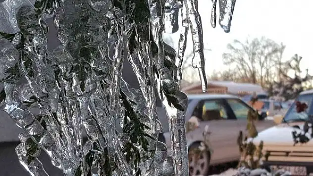 Donan baraj gölünün manzarası kartpostallık görüntü oluşturdu