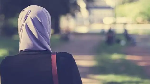 Hindistan'da başörtülü öğrenciler sınıflara alınmıyor