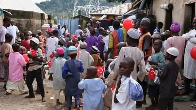 Nijeryalı yetimler Türkiye'den giden yardımlarla güldü