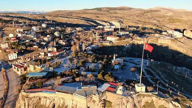 Mevsimler tersine döndü: Batıda kar yağarken Elazığ'da bahar havası yaşanıyor