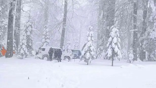 Off-road tutkunları 1 metre karda safari yaptı