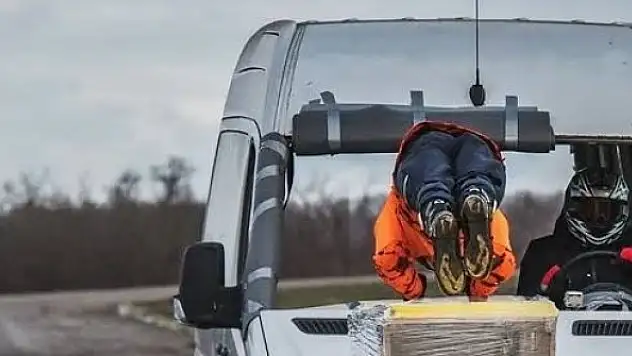 Rus dublör 80 km hızla giden minibüsün içinden mermi gibi geçti