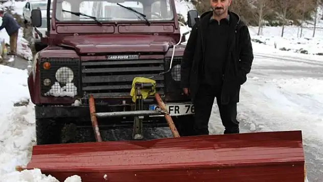 Kendi yaptığı kar küreme aracıyla mahallenin yollarını açtı