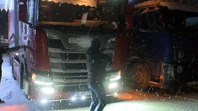 Kar bastırdı, tır sürücüleri yolda kaldı