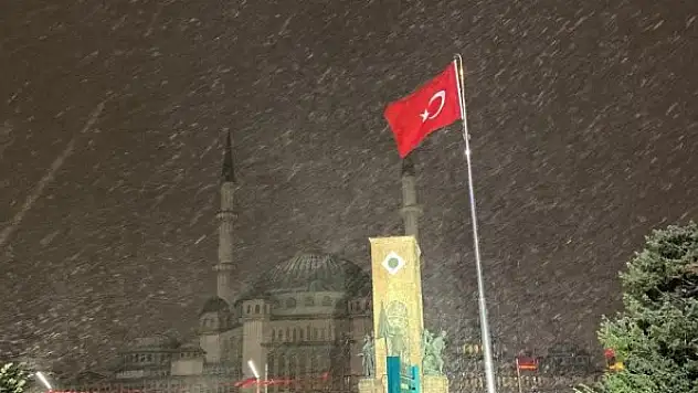 Taksim Meydanı'nda kar yağışı etkisini arttırdı