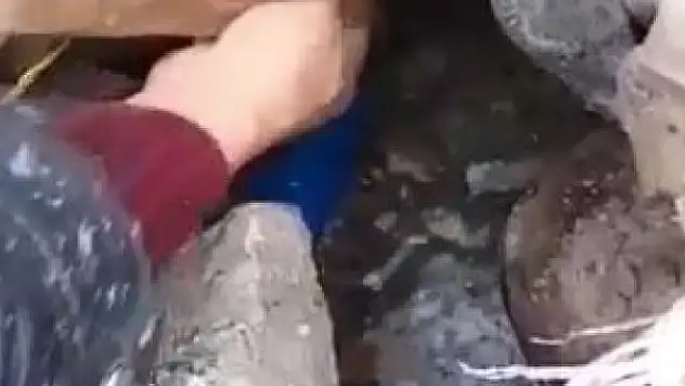 Köyün içme suyu şebeke hattından yılan derisi çıktı