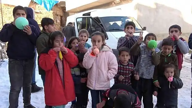 Gönüllü gençler gönülleri ısıtmaya devam ediyor