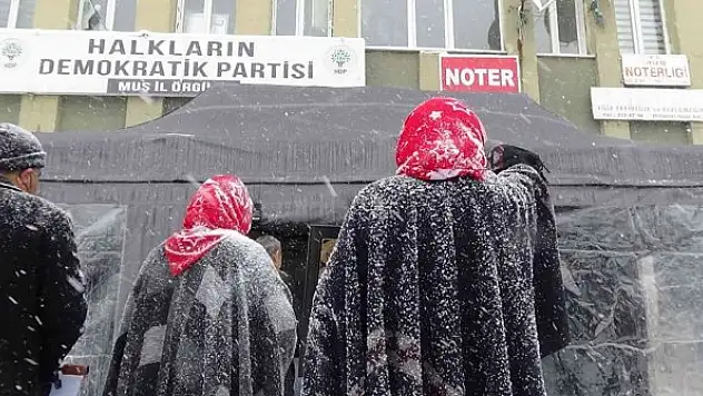 Kar altında evlat nöbeti