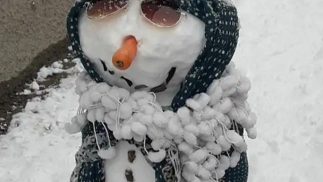 Vatandaşlar kardan adam yaparken hünerlerini sergiledi