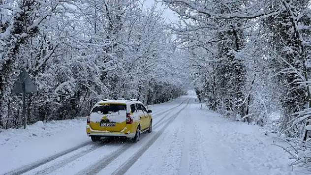 Kar nedeniyle 2 çatı çöktü, yollarda ulaşım aksadı