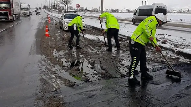 Polis ekipleri kazaların önüne geçmek için kolları sıvadı