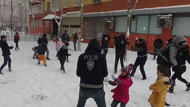 Polis ve çocuklar kar topu oynadı, vatandaşlar ise halay çekti