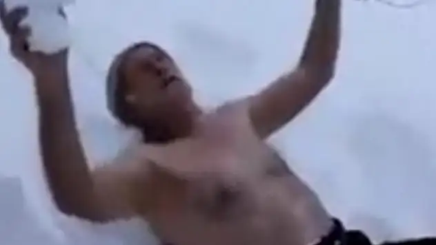 89 yaşındaki Rizeli Malik dede karın tadını kar banyosu yaparak çıkardı