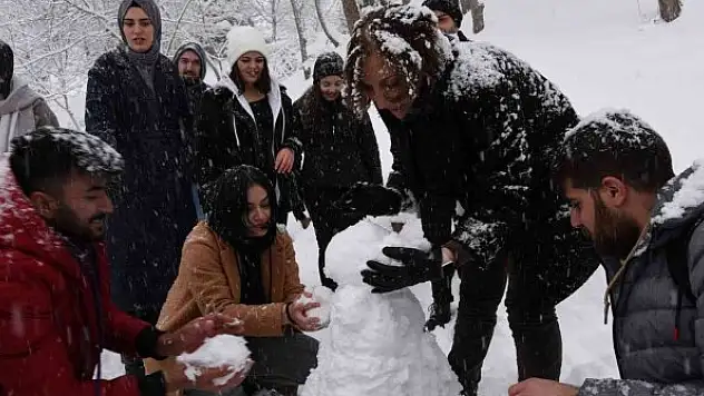 Rektör Çakar öğrencilerle kardan adam yaptı