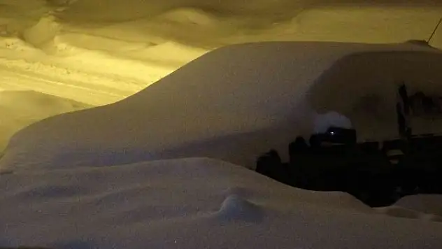 Yüksekova'da araçlar kara gömüldü