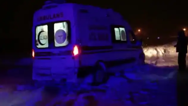 Kara saplanan ambulans kurtarıldı