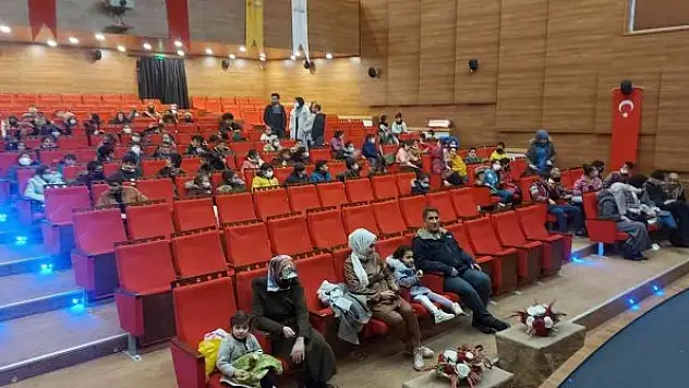 Van Büyükşehir Belediyesinin çocuk tiyatrosu renkli görüntülere sahne oldu