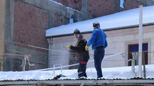 Kar temizliğini bıraktılar çocuklar gibi oyun oynadılar