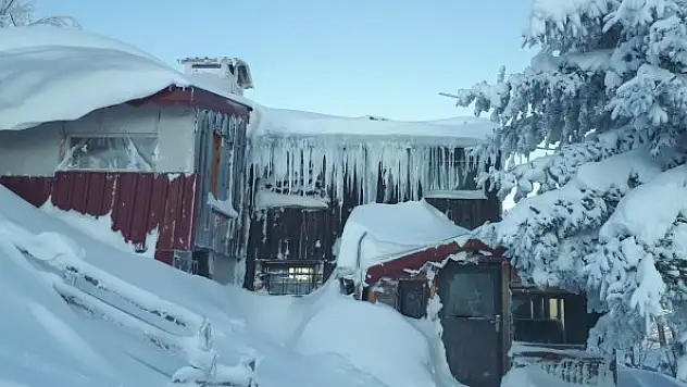 Evler kar altında kaldı