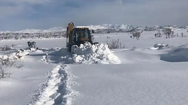 Diyarbakır'da kapalı yollar bir bir açılıyor, hastalara helikopterle yetişiliyor