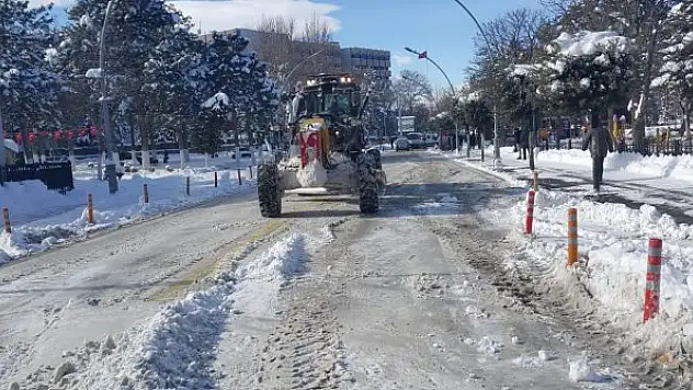 Malatya'da kar mesaisi devam ediyor