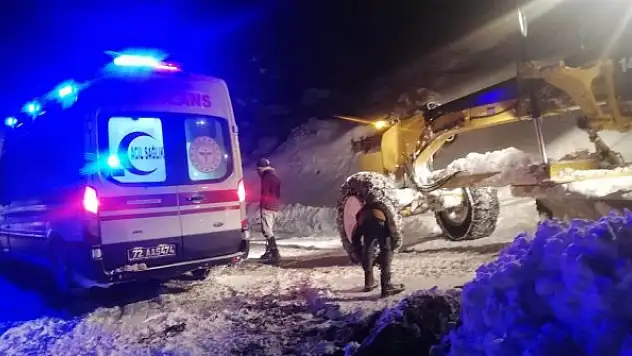 Ambulansların giremediği yollarda hastalar İl Özel İdare araçlarıyla taşındı