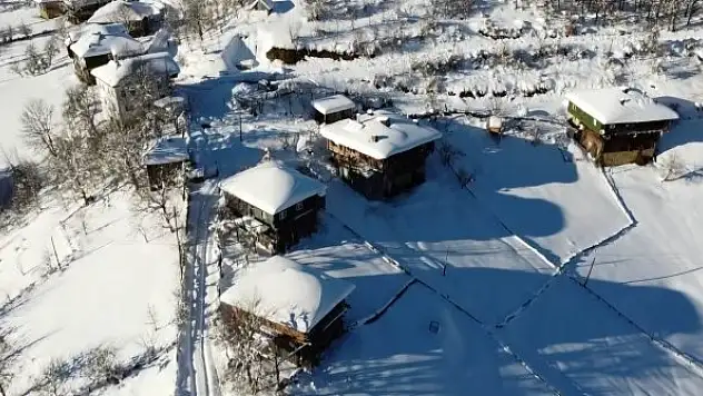 1,5 metrelik kar altındaki köyler havadan görüntülendi