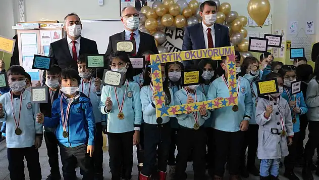 Öğrencilerin karne heyecanına Vali ve Belediye Başkanı da ortak oldu