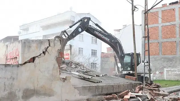 Samsun'da metruk binalar yıkılıyor
