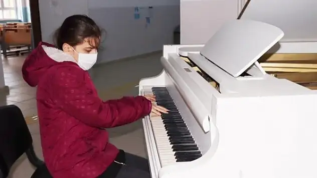 Görme engelli piyanist öğrenci İrem'e karne sürprizi