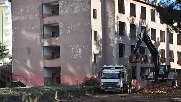 40 yıllık okul için yıkım işlemi başladı