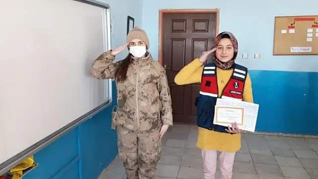 Jandarma ekibi öğrencilerin karne heyecanına ortak oldu