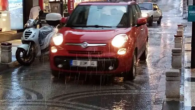 Bandırma'da kar öncesi sağanak yağış etkili oluyor