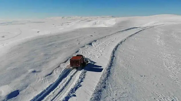 Sağlık ekipleri yolu ulaşıma kapanan köydeki çocuk için seferber oldu