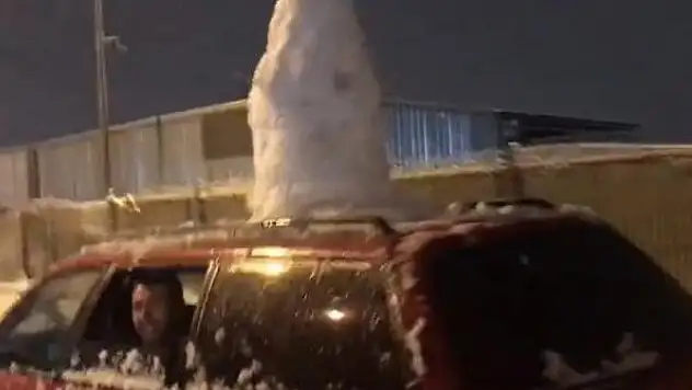 Kardan adam yapıp trafikte gezdirdiler