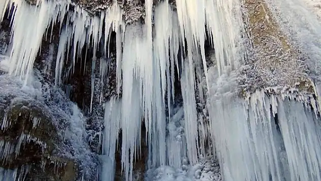 Buz tutan Girlevik Şelalesi'nde 2 metrelik buz sarkıtları oluştu