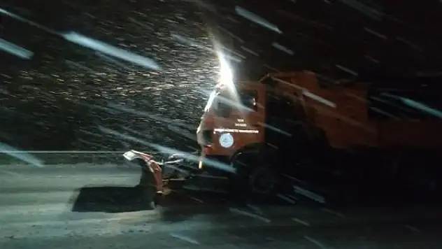 Bursa'da karla mücadele aralıksız sürüyor