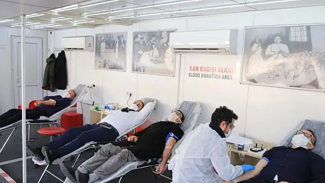 Pamukkale Belediyesi personelinden Kızılay'a destek