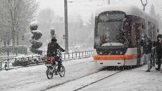 Eskişehir'de kar yağışı etkisini arttırdı