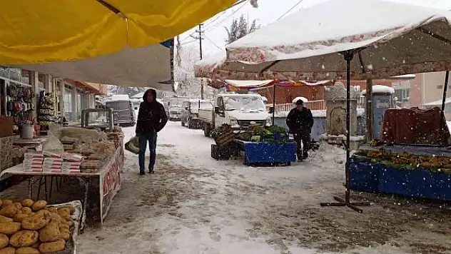 Yoğun kar yağışı nedeniyle ilçe pazarında tezgahlar boş kaldı