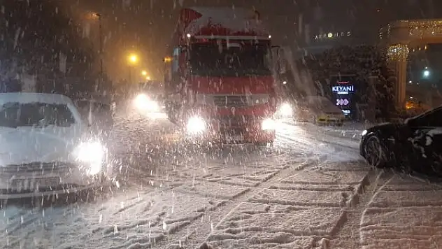 Afyonkarahisar'da kar yağışı trafikte kabusa döndü