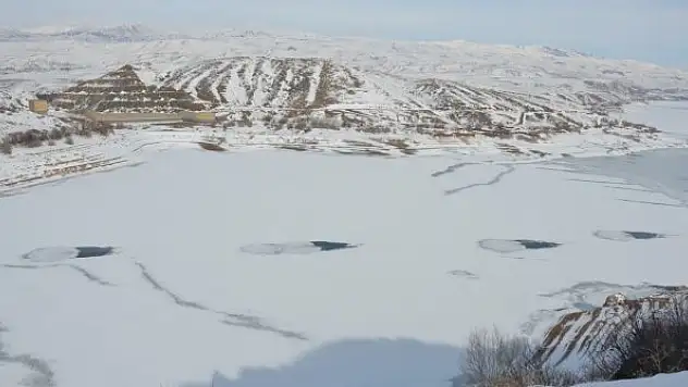 Tercan Baraj Gölü dondu